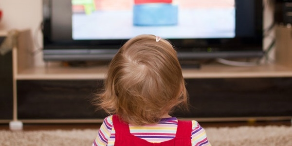 Uzun süre televizyon seyretmek çocuklarda dikkat eksikliğine yol açıyor.